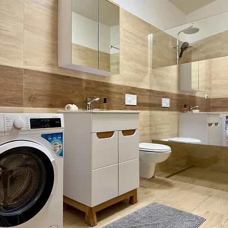 Simcity Ix L Park With Air Conditioning, Free Garage Parking, Balcony And 24 7 Self Check-in Daire Banská Bystrica